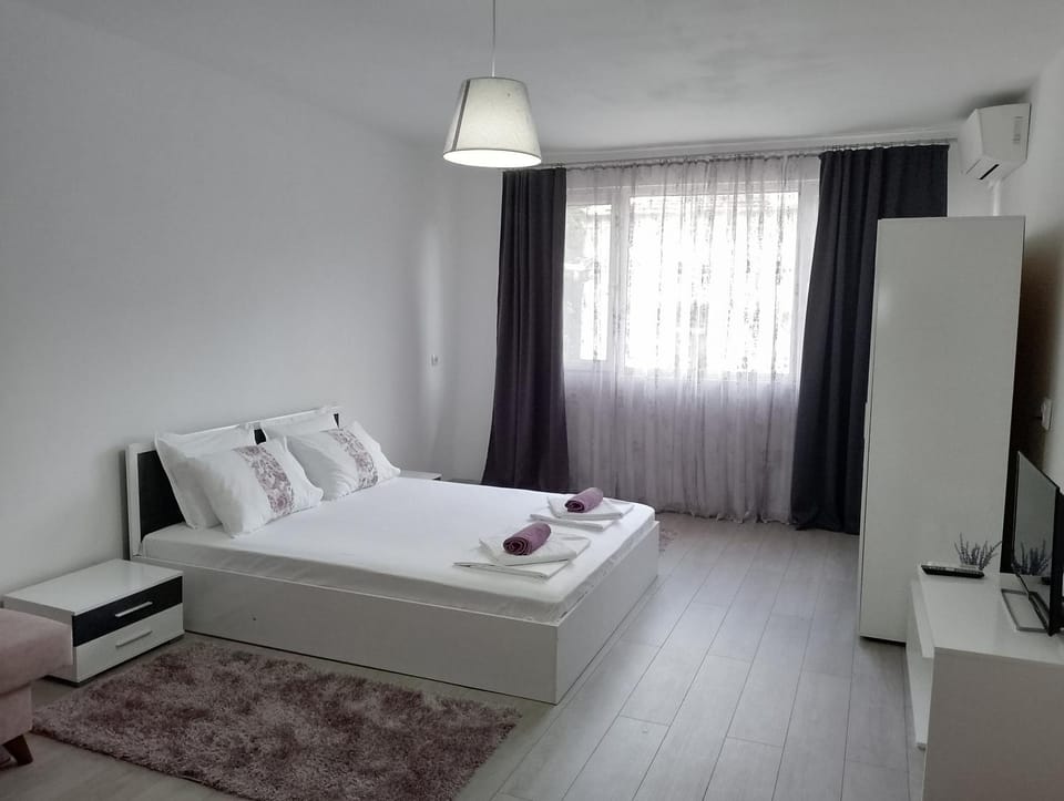 Bed, Bedroom, towels, air conditioner