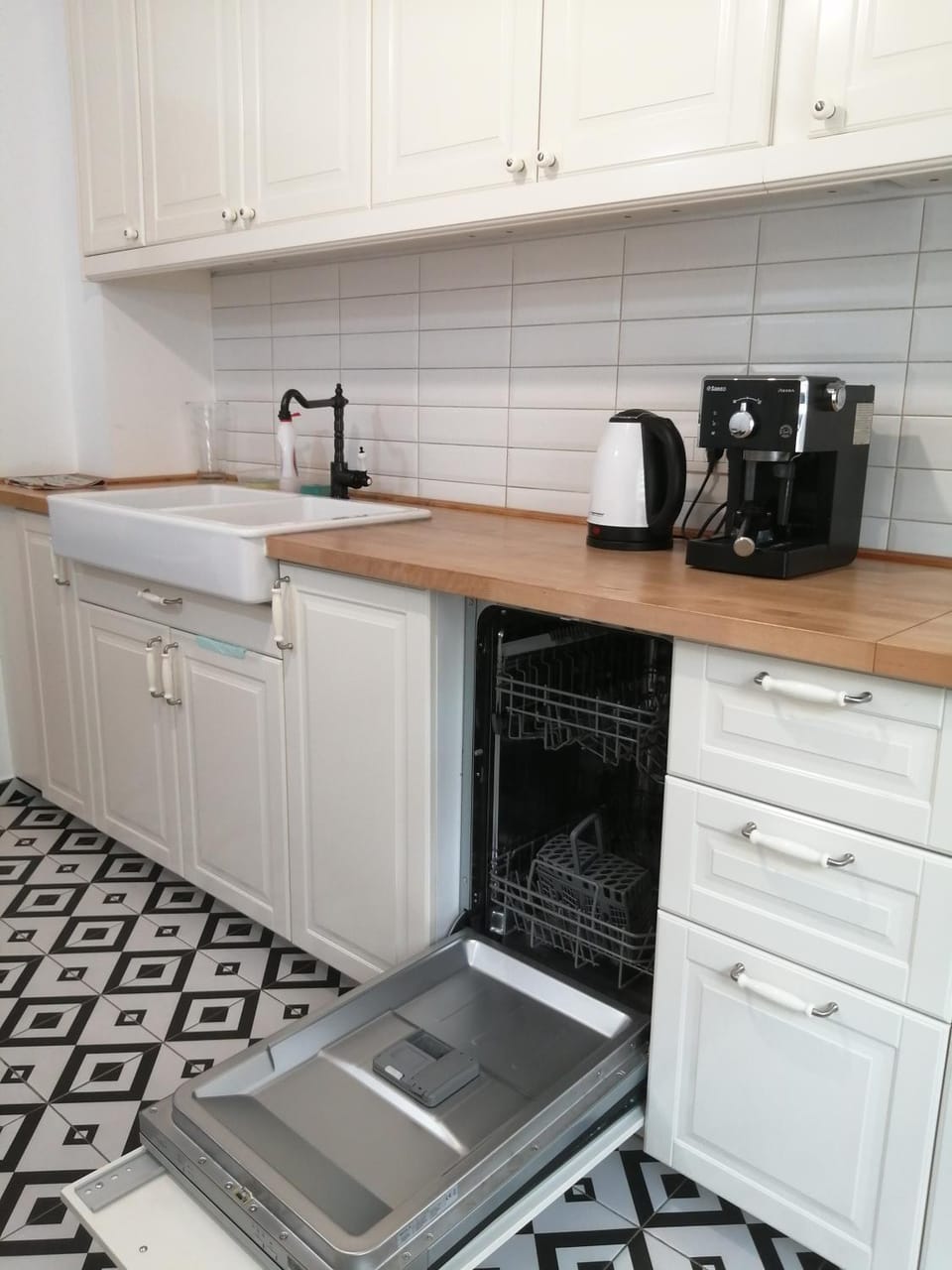 Kitchen or kitchenette, dishwasher
