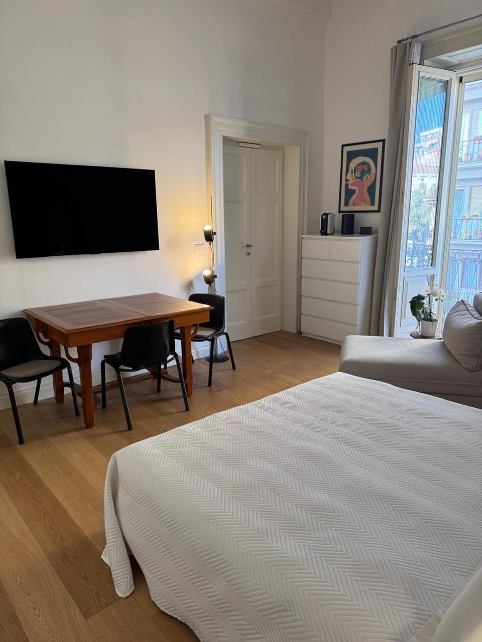Bed, TV and multimedia, Photo of the whole room, Bedroom