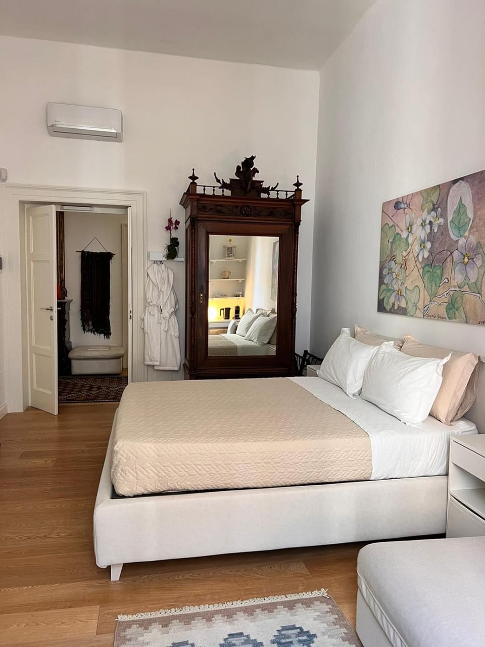 Bed, Photo of the whole room, Bedroom, air conditioner