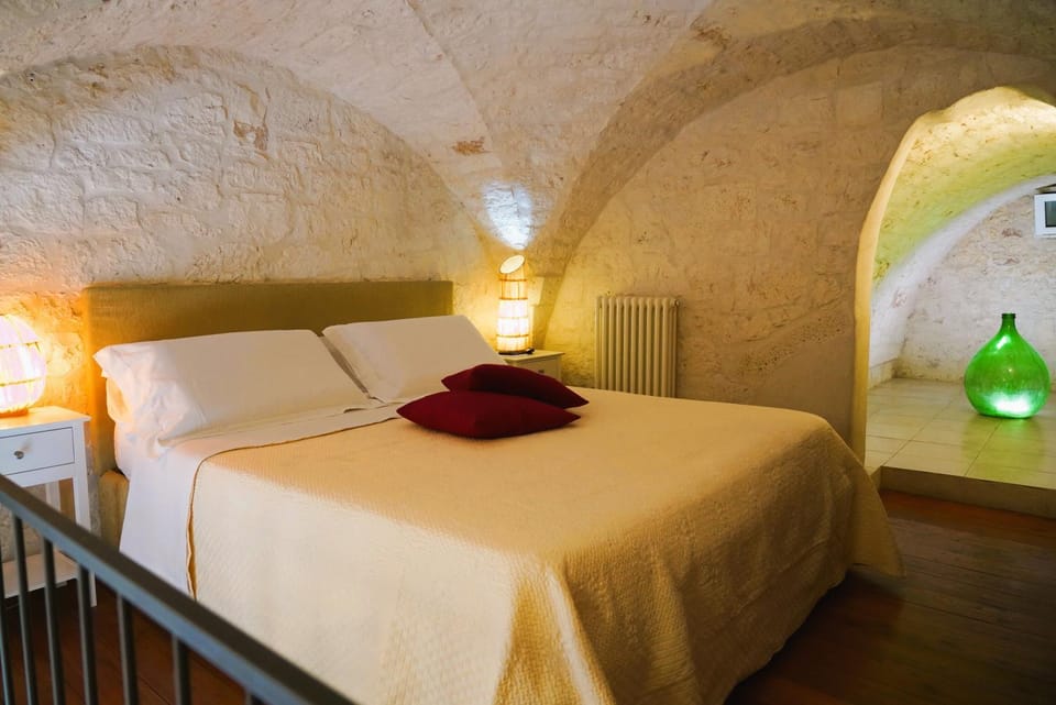 Bed, Bedroom, microwave