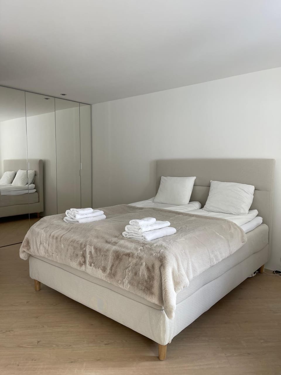 Bed, Bedroom, towels
