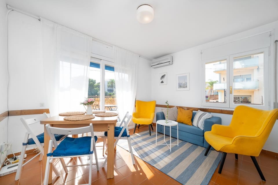 Living room, Seating area, Dining area, air conditioner