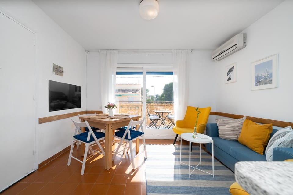 TV and multimedia, Living room, Seating area, Dining area, air conditioner