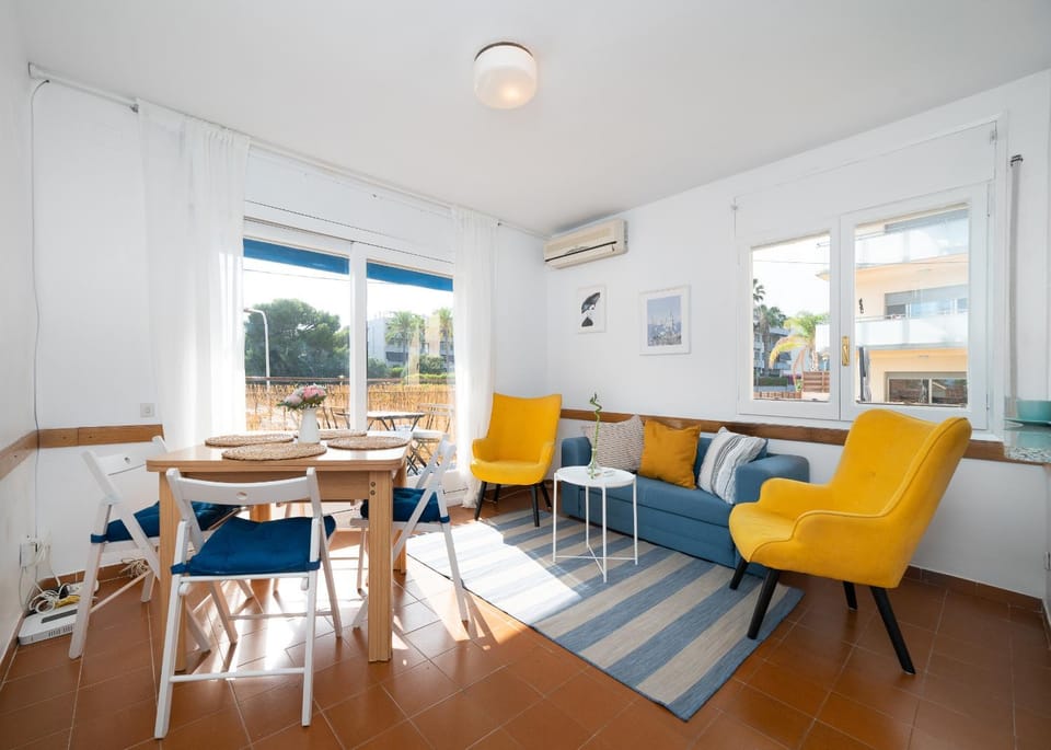 Living room, Seating area, Dining area, air conditioner