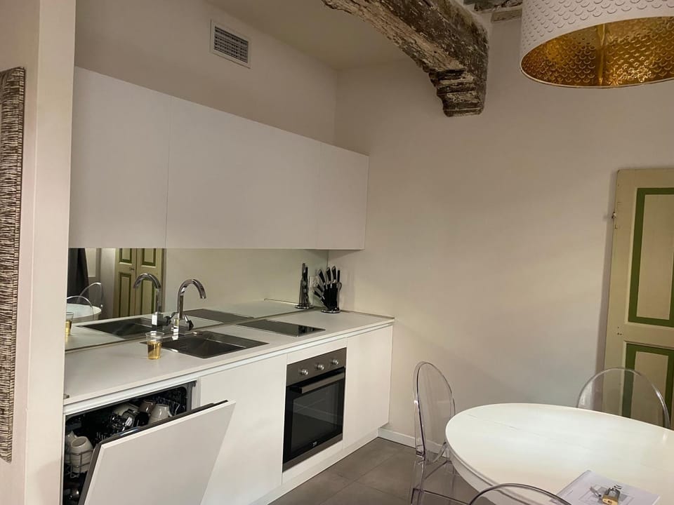 Kitchen or kitchenette, Dining area, dishwasher, pet friendly, stove