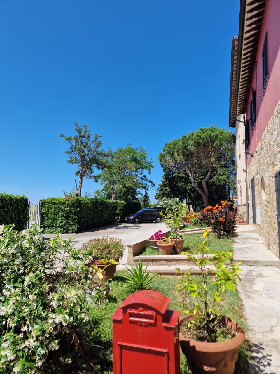 Property building, Patio, Day, Garden, Parking