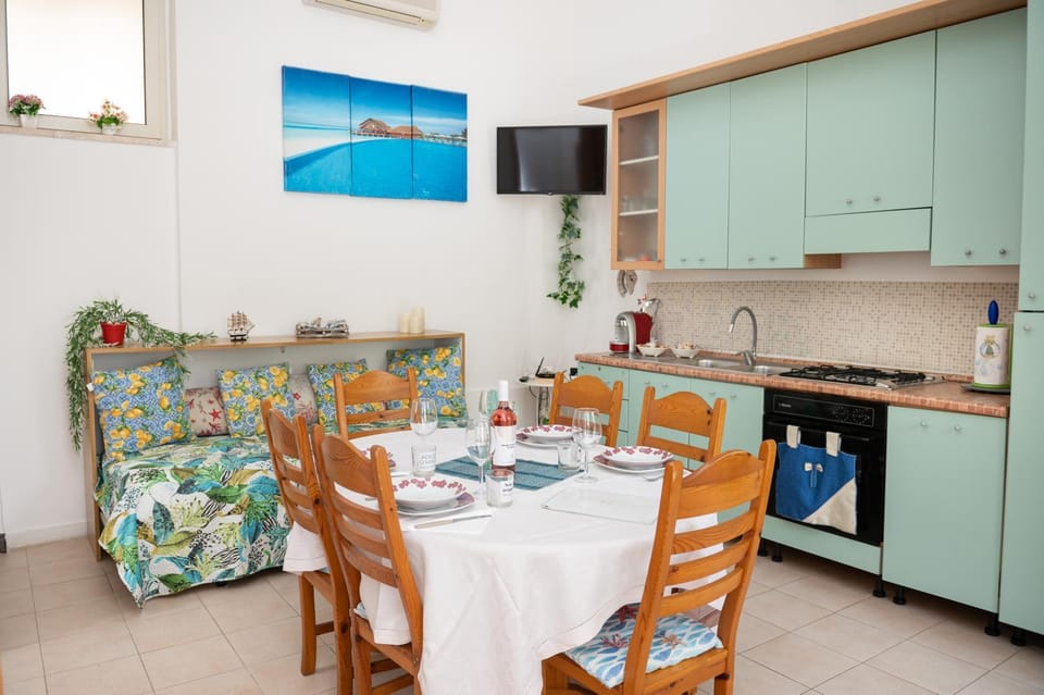 TV and multimedia, Kitchen or kitchenette, Living room, Seating area, internet, kitchen