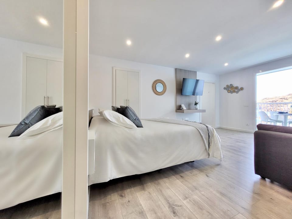Bed, TV and multimedia, Photo of the whole room, Bedroom