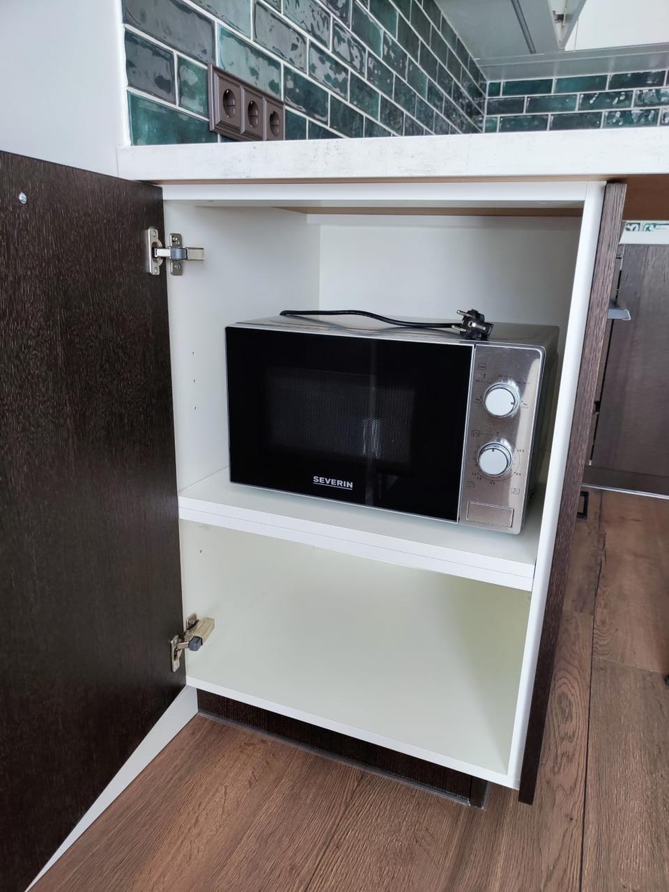Kitchen or kitchenette, minibar