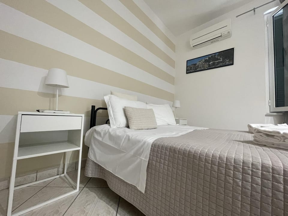 Bed, TV and multimedia, Photo of the whole room, Bedroom, hair dresser, air conditioner