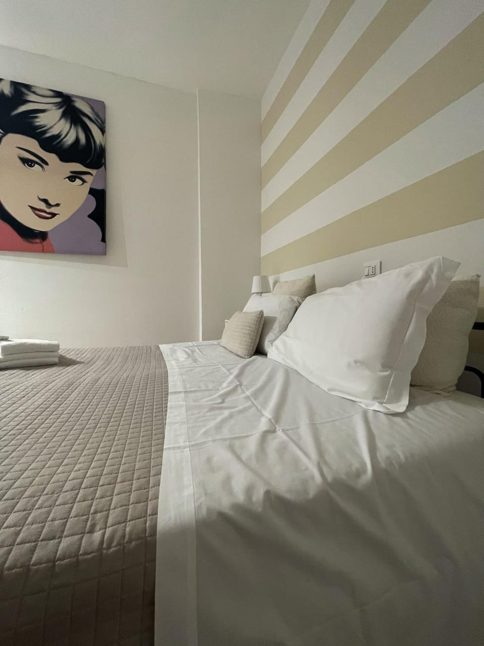 Bed, Photo of the whole room, Decorative detail, Bedroom