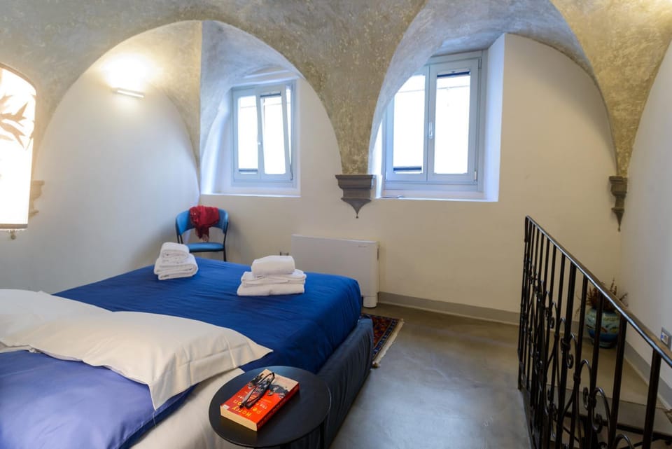 Bedroom, towels