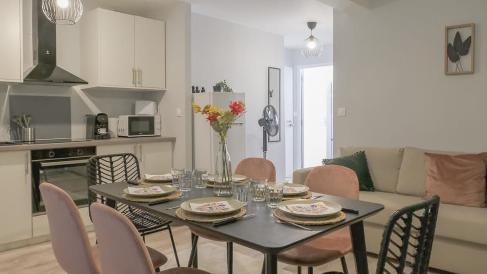 Kitchen or kitchenette, Living room, Seating area, Dining area