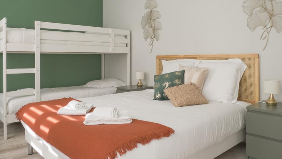 Property building, Facade/entrance, Bed, Photo of the whole room, Bedroom