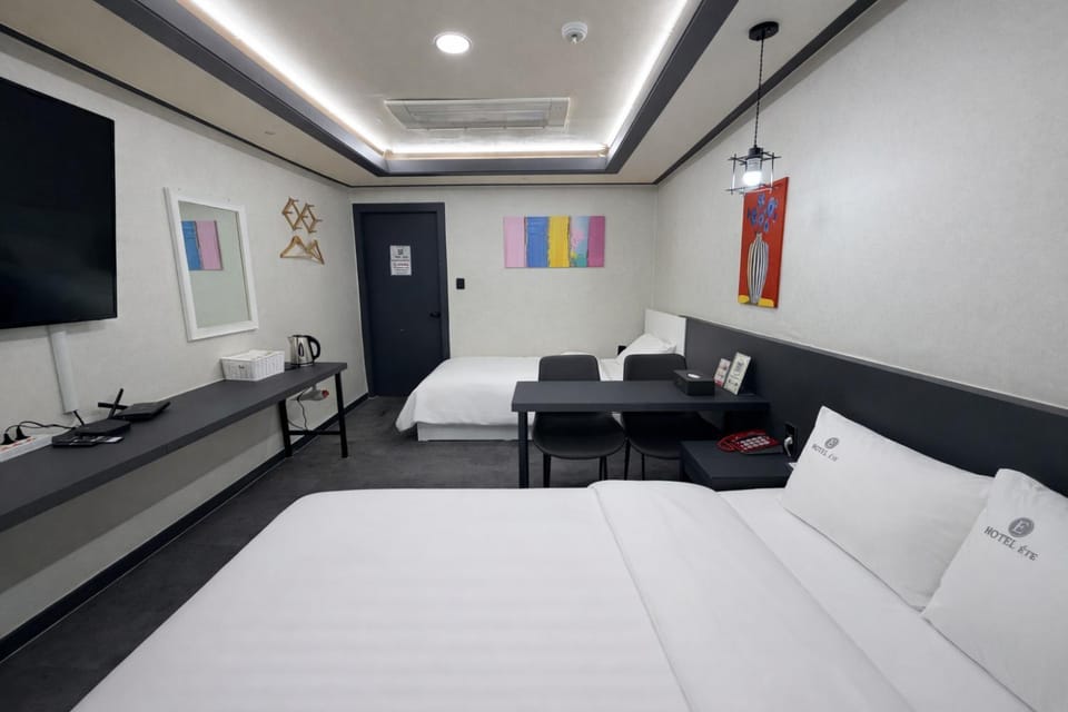 Bed, Photo of the whole room, Bedroom, air conditioner