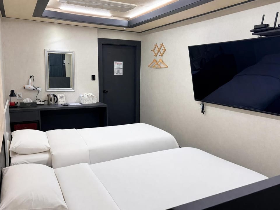 Bed, TV and multimedia, Photo of the whole room, Bedroom