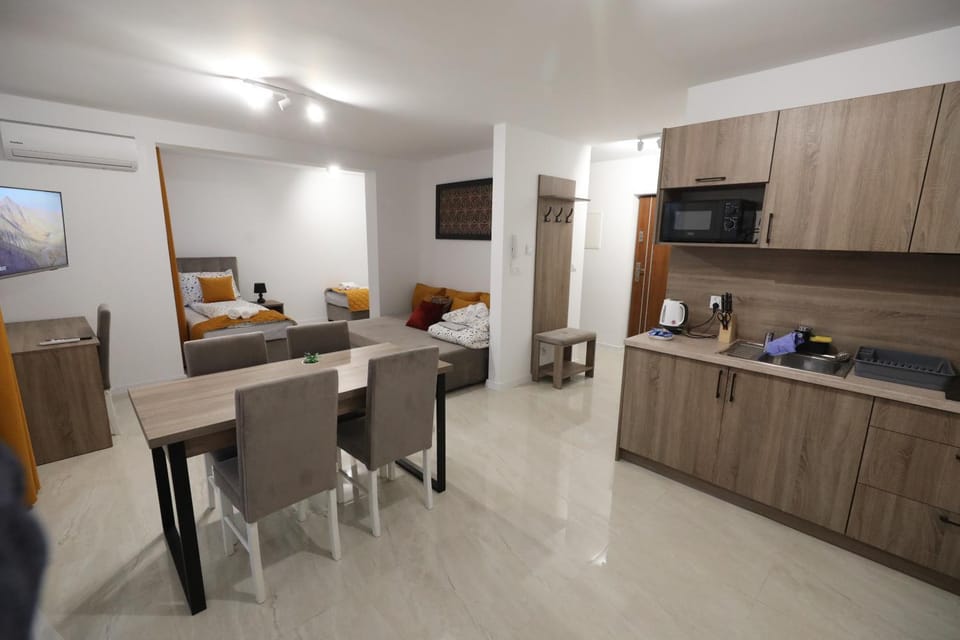 TV and multimedia, Kitchen or kitchenette, Living room, Seating area, Dining area, oven