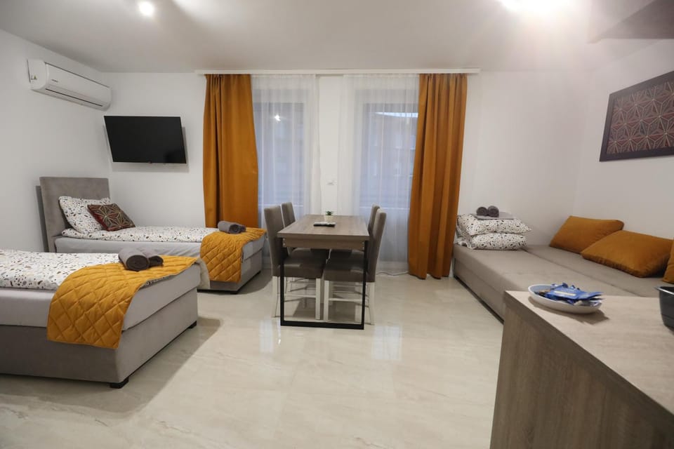 Bed, TV and multimedia, Living room, Photo of the whole room, Seating area, Bedroom, air conditioner