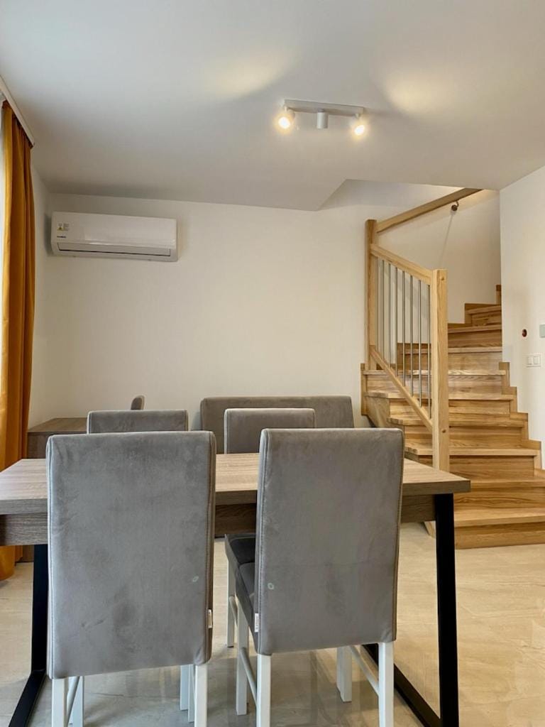 Living room, Seating area, Dining area, air conditioner