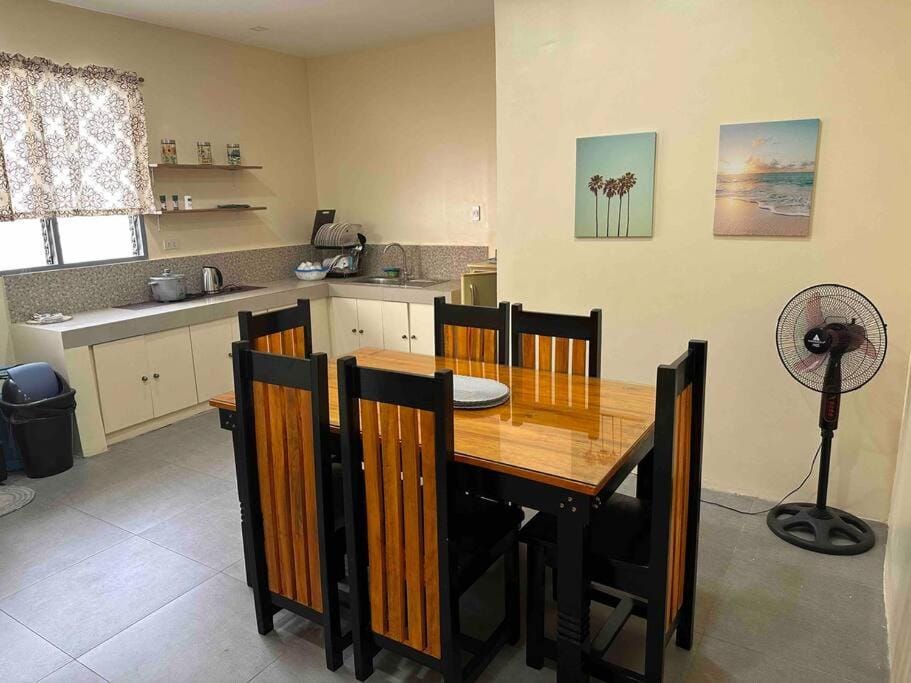 Kitchen or kitchenette, Dining area, minibar, stove, toaster