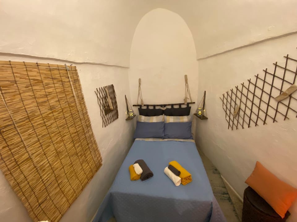 Bed, Night, Photo of the whole room, Bedroom, towels