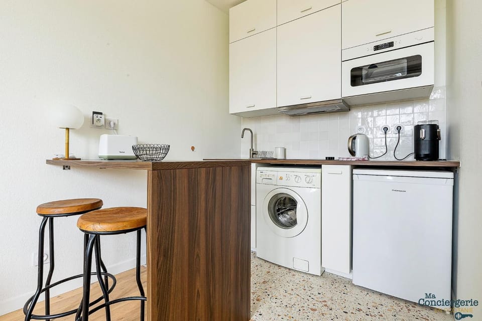 Coffee/tea facilities, Kitchen or kitchenette, Dining area