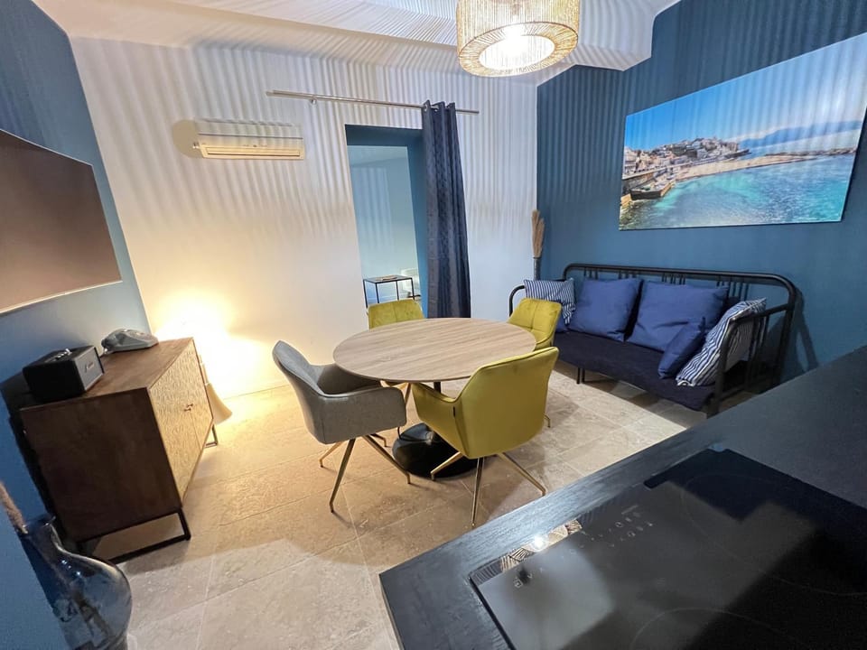 Living room, Dining area