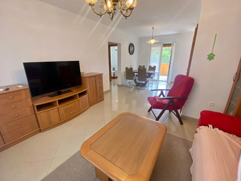 Communal lounge/ TV room, TV and multimedia, Living room, Seating area, Dining area, Evening entertainment