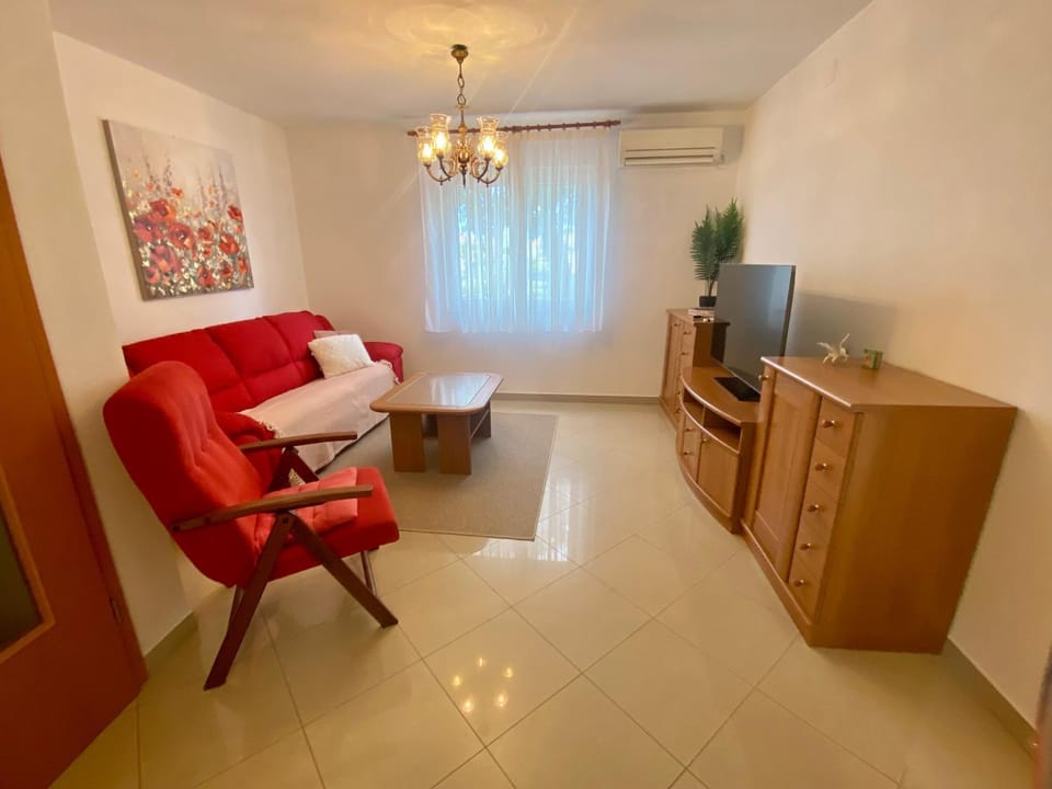 Communal lounge/ TV room, TV and multimedia, Living room, Seating area, Evening entertainment, hair dresser, air conditioner