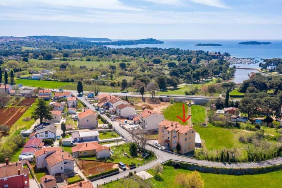 Property building, Neighbourhood, Natural landscape, Bird's eye view, Beach, Street view, Location