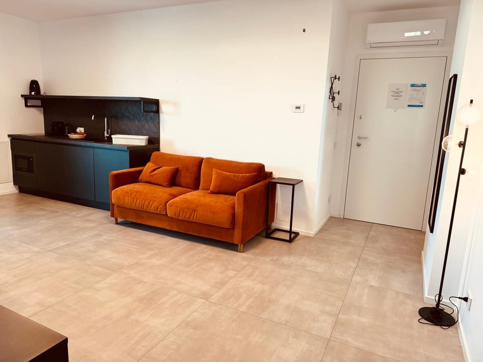 Kitchen or kitchenette, Seating area, air conditioner