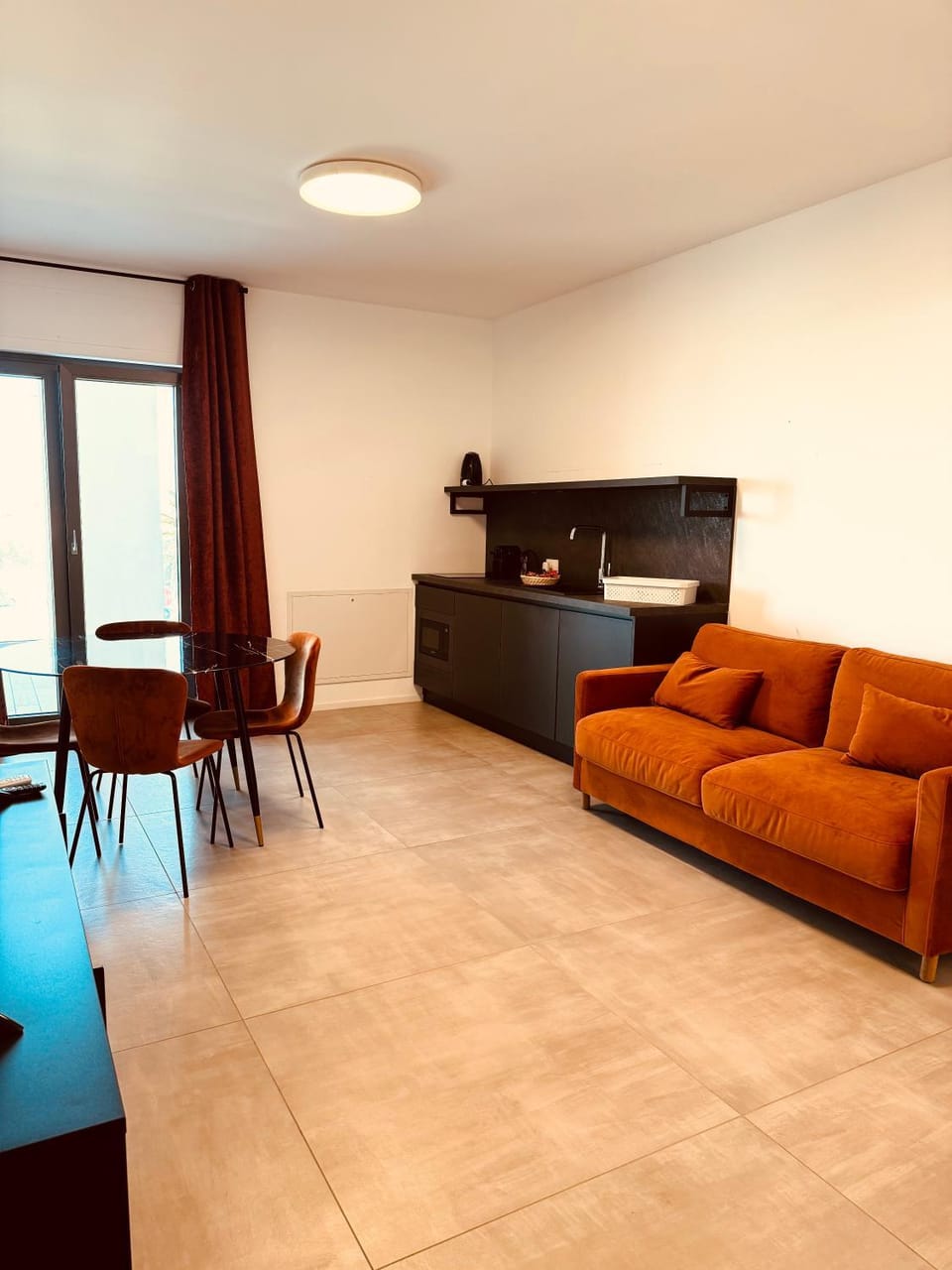 Coffee/tea facilities, Kitchen or kitchenette, Living room, Seating area, Dining area