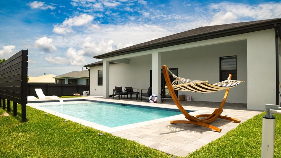 Property building, Patio, Spring, Day, Natural landscape, Garden, Garden view, Pool view, Swimming pool, sunbed