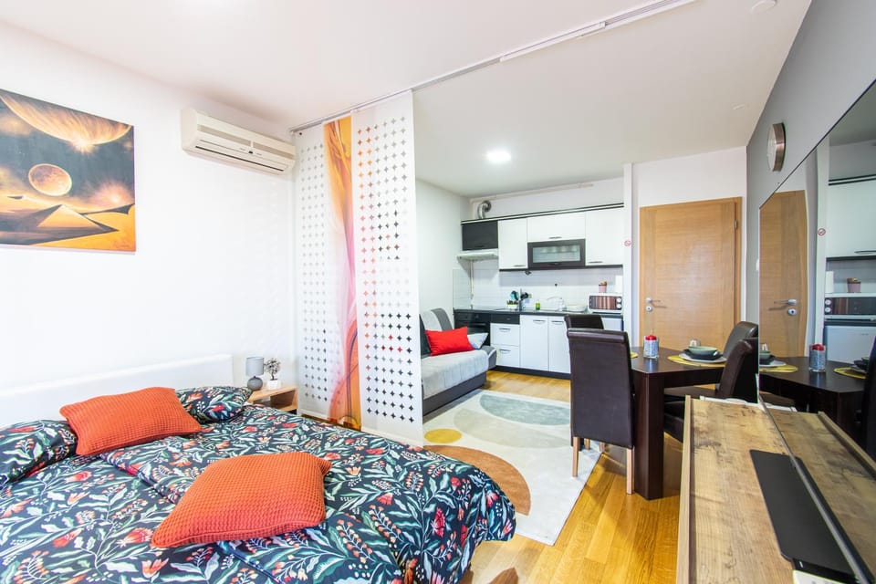 Bed, TV and multimedia, Kitchen or kitchenette, Living room, Photo of the whole room, Dining area, air conditioner