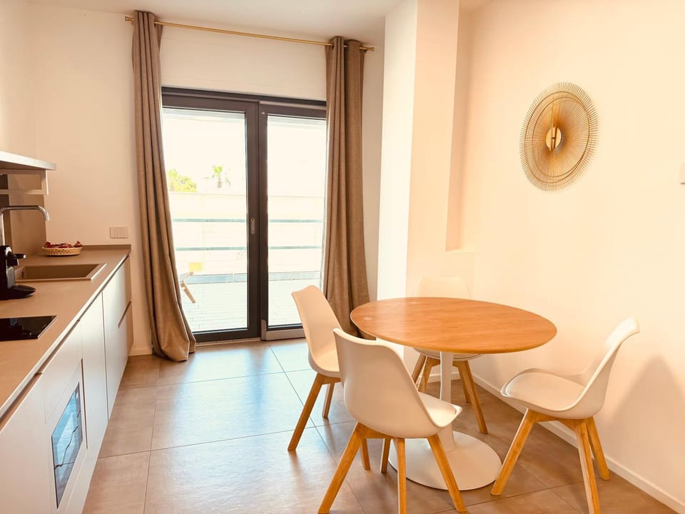 Kitchen or kitchenette, Living room, Seating area, Dining area, stove