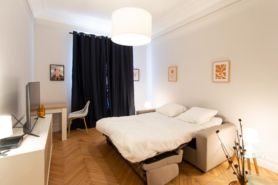 TV and multimedia, Seating area, Bedroom, hair dresser