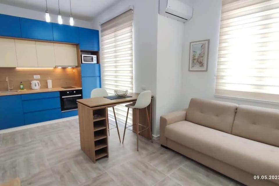 Kitchen or kitchenette, Living room, Seating area, Dining area, minibar, pet friendly, stove, air conditioner