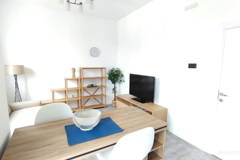 Communal lounge/ TV room, TV and multimedia, Living room, Seating area, Dining area