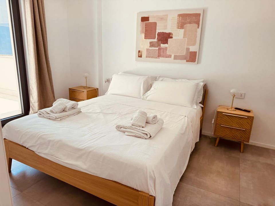 Bed, Photo of the whole room, Bedroom, towels
