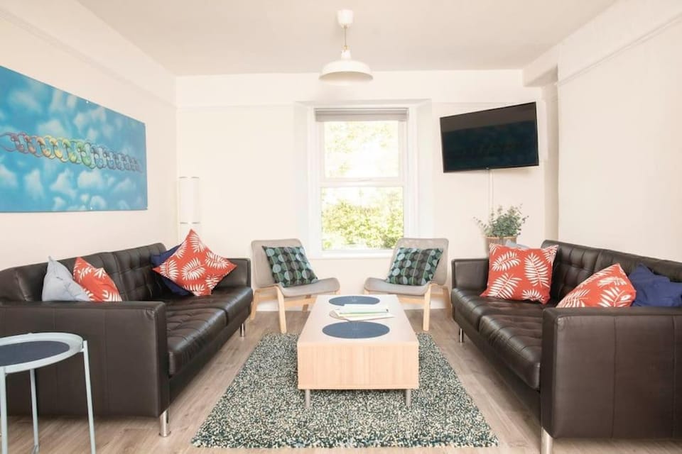 Redwood Apartment Sleeps 10 in Croyde, North Devon Apartment in Georgeham