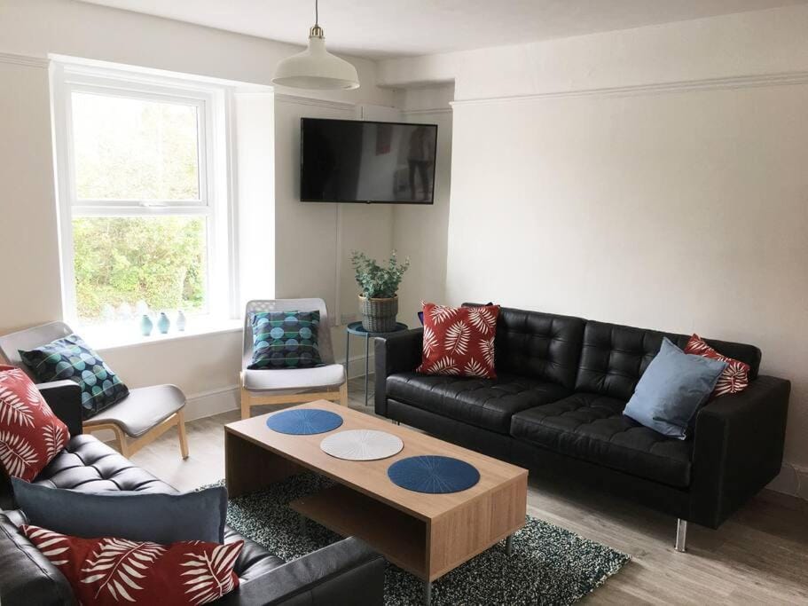 Redwood Apartment Sleeps 10 in Croyde, North Devon Apartment in Georgeham