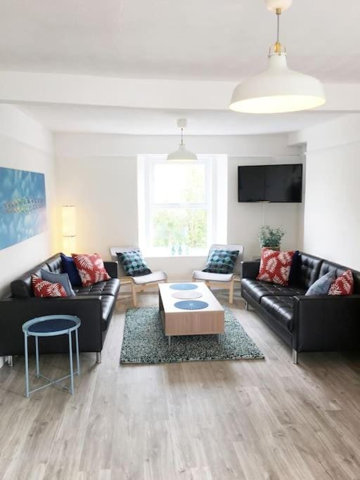 Redwood Apartment Sleeps 10 in Croyde, North Devon Apartment in Georgeham