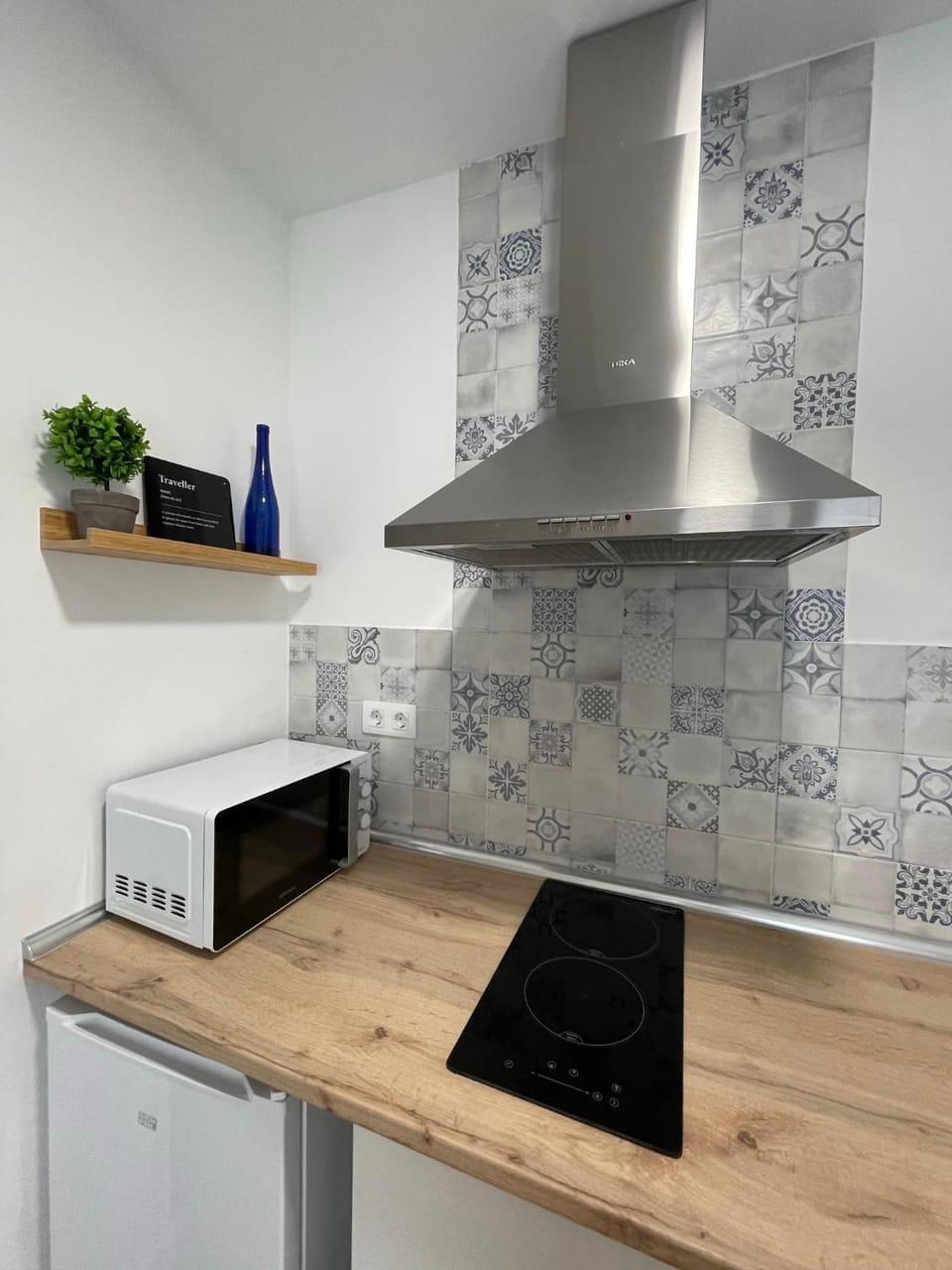 Kitchen or kitchenette, minibar, stove