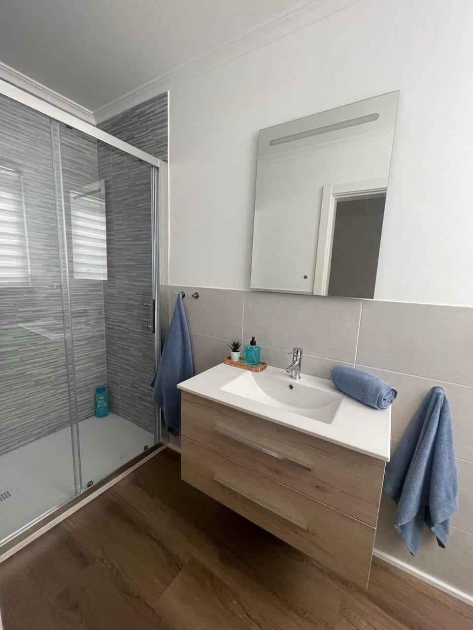 Shower, Bathroom, towels