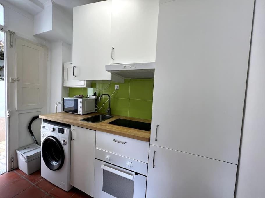 Estoril Studio Retreat - Walk to the Beach Apartment in Estoril