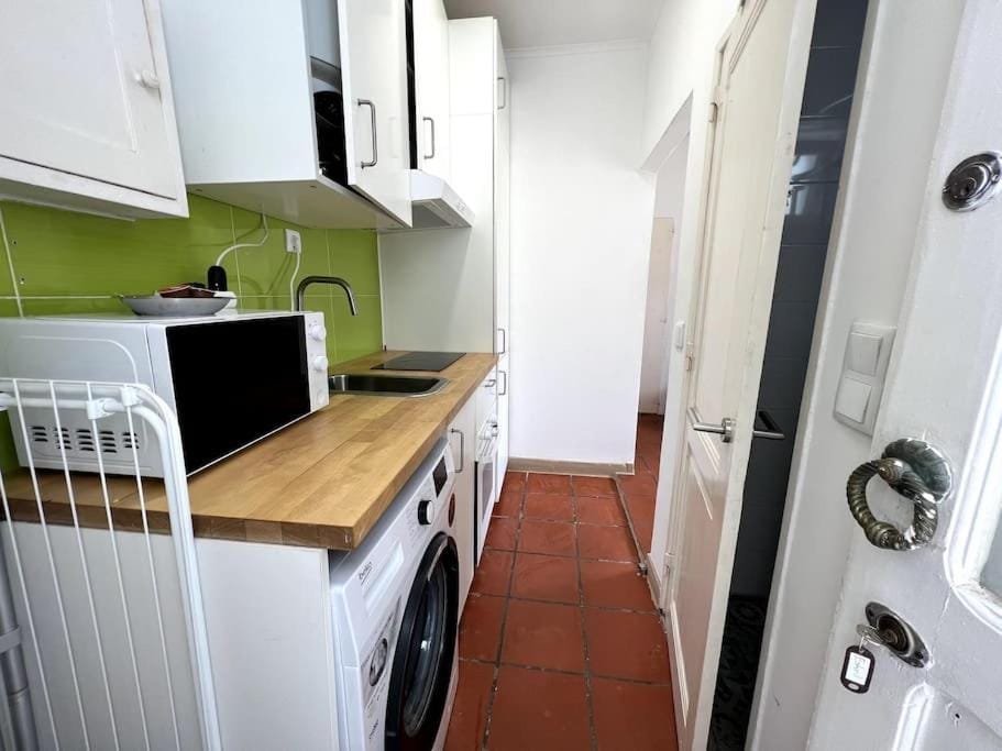 Estoril Studio Retreat - Walk to the Beach Apartment in Estoril