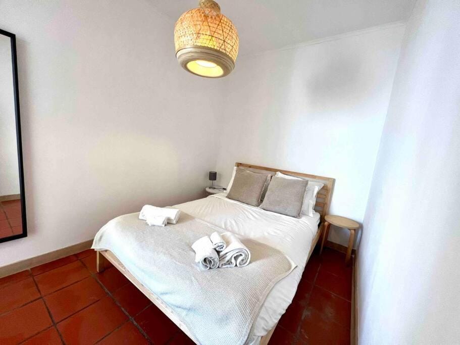 Estoril Studio Retreat - Walk to the Beach Apartment in Estoril