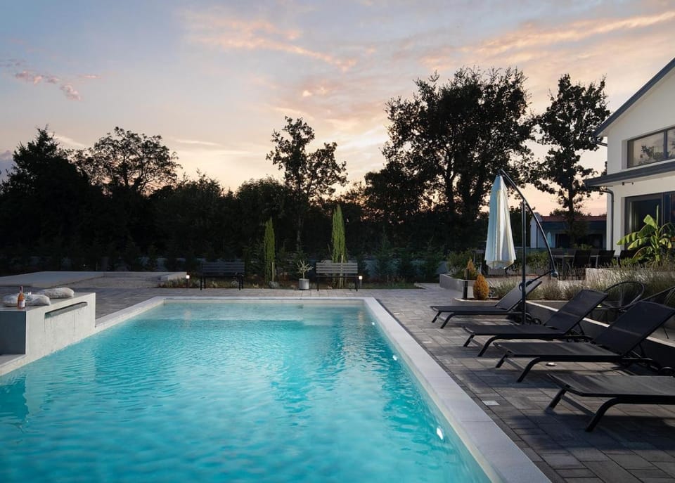 Patio, Natural landscape, Garden, Evening entertainment, Garden view, Pool view, Swimming pool, Swimming pool, sunbed