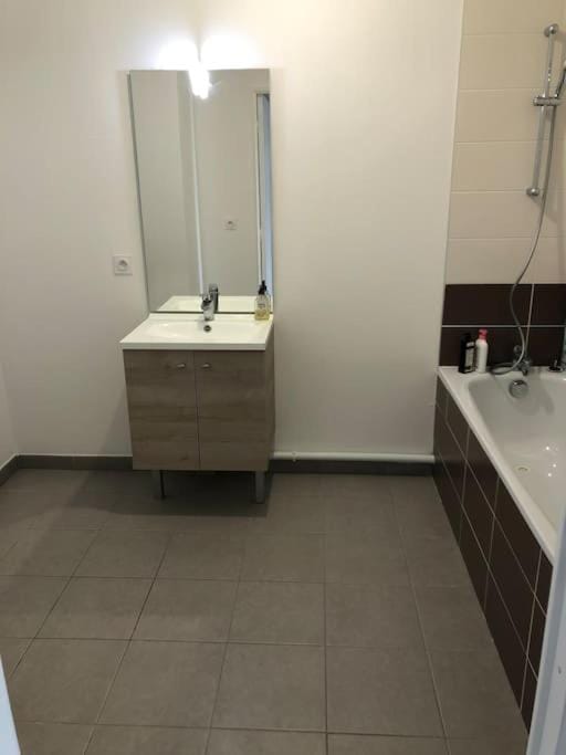 Logement neuf proche plage et aéroport Apartment in Nice